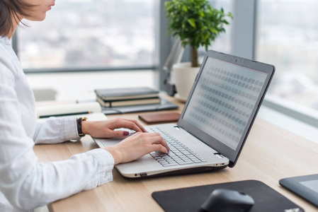 从小白岗位推荐师到月入过万，她如何用4个月快速成长？｜上啥班对话