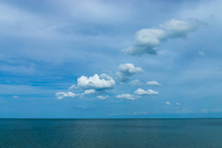 极小的海以极小的云彩和天空背景