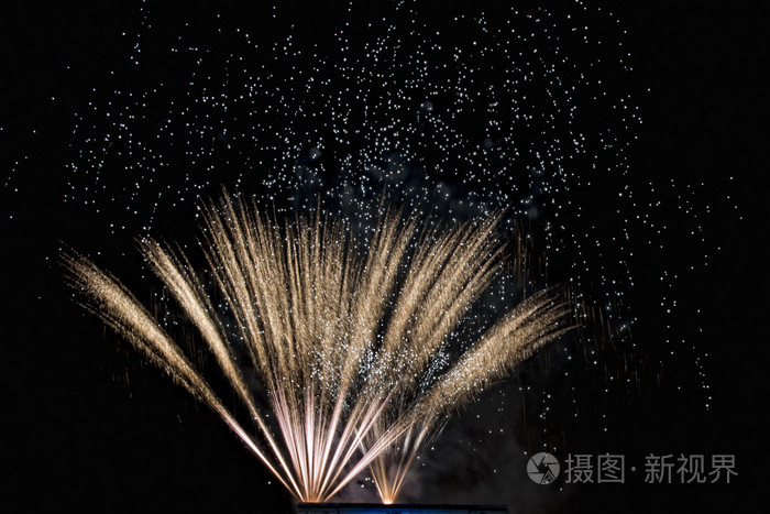 春节快乐,快乐圣诞节烟花在黑色背景上