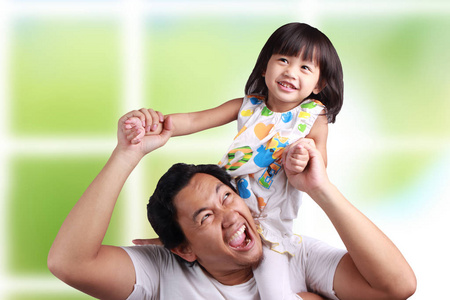 亚洲年轻的爸爸和他的女儿有乐趣, 而在他的父亲的怀抱, 幸福的家庭进行
