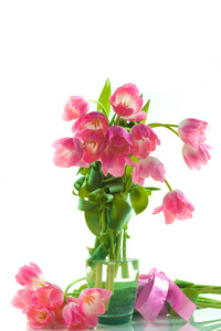 美丽的粉红色郁金香在玻璃花瓶