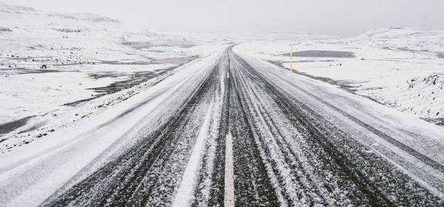 无人驾车穿越冰岛的公路二次无雪