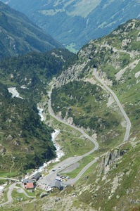 道路和建筑物附近 Sustenpass 在瑞士的阿尔卑斯山