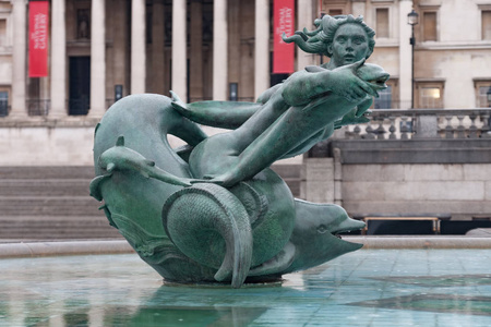 伦敦, 英国, 特拉法加广场上的美人鱼雕像在雨天清晨