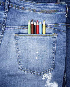 蓝色牛仔裤后面口袋里的木制彩色铅笔, 合上