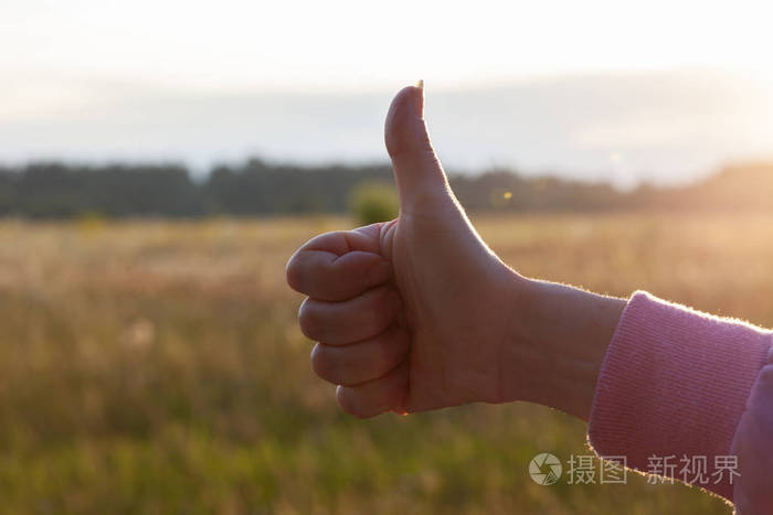 在日落时竖起大拇指照片-正版商用图片08th4l-摄图新视界