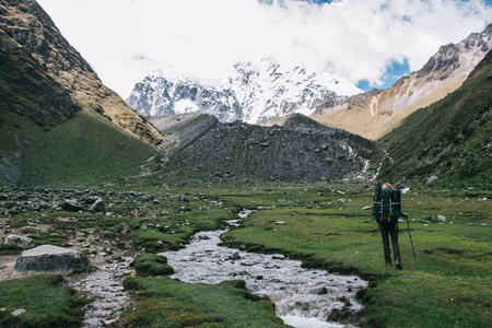 旅游背包女游客的后景色在 Salkantay 的徒步旅行中, 高山覆盖着积雪。在秘鲁旅行时背包行走的年轻女子