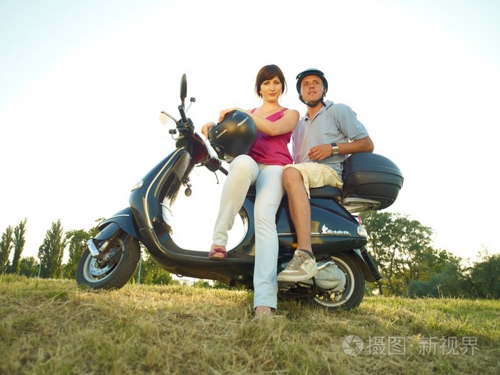 年轻的男人和女人在摩托车上