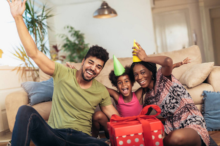 黑人生日party家庭快乐的黑人家庭.