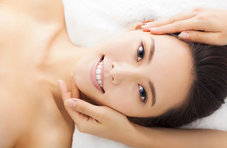 spa 美容的女人的脸的按摩脸部按摩.