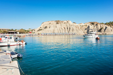 有遮阳伞和船的Kolymbia海滩罗兹希腊