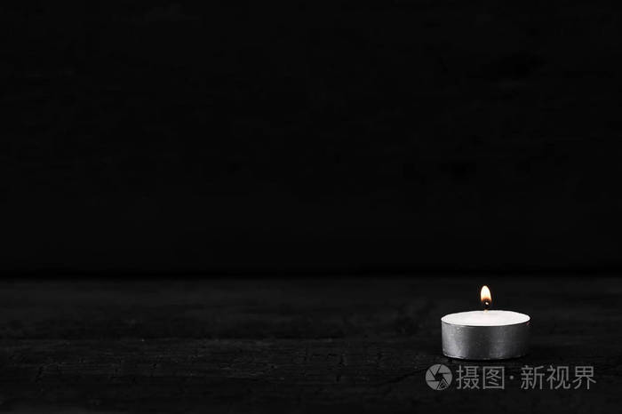 蜡烛与燃烧火黑色木制背景-文本的地方, copyspace