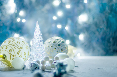圣诞节贺卡与丁香和白色节日装饰, 球和玩具在黑暗与明亮的散景灯背景, 复制空间
