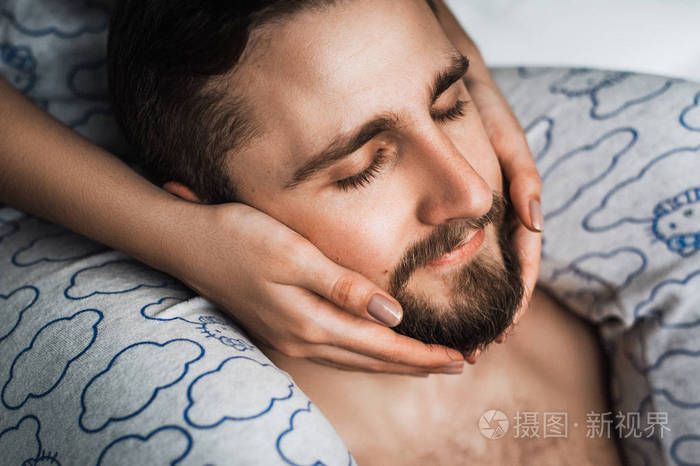 一个女孩和一个男人之间的关系.摸摸我的脸把手放在脸上.关心胡子.