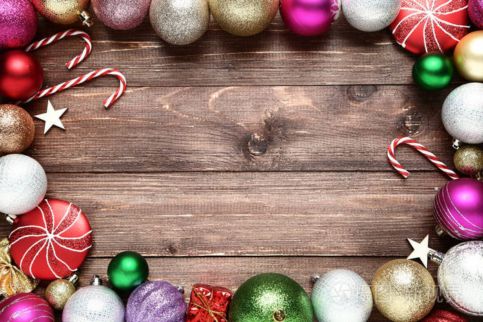五颜六色的圣诞装饰与糖果在木桌上