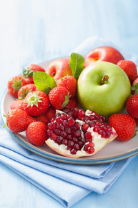 新鲜的水果和浆果。草莓 苹果 石榴