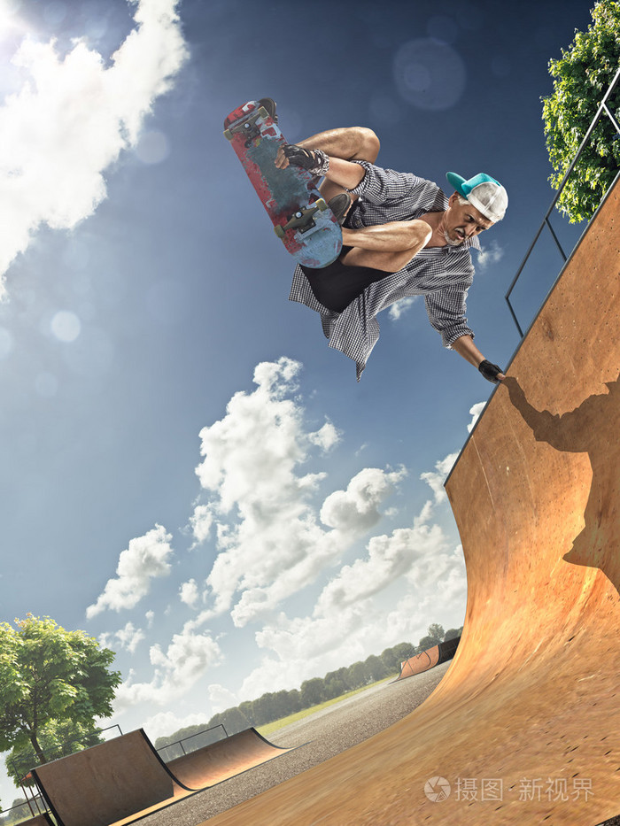 这位老人在滑板上滑冰