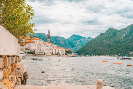 美丽的景色 Perast 镇在黑山。阴天天气