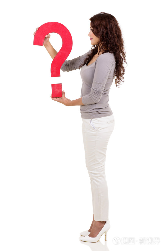 女人抱着问号的侧视图