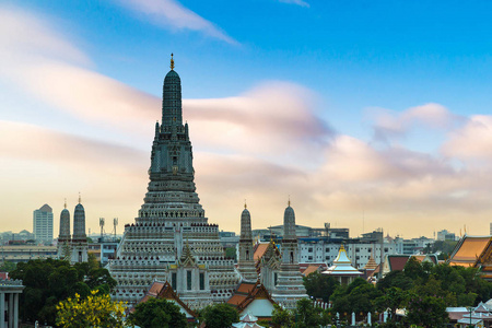 在泰国曼谷美丽的日落的笏寺全景鸟瞰图
