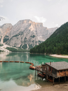 雄伟壮观的码头与木船在美丽的湖泊在山上, Braies, 意大利