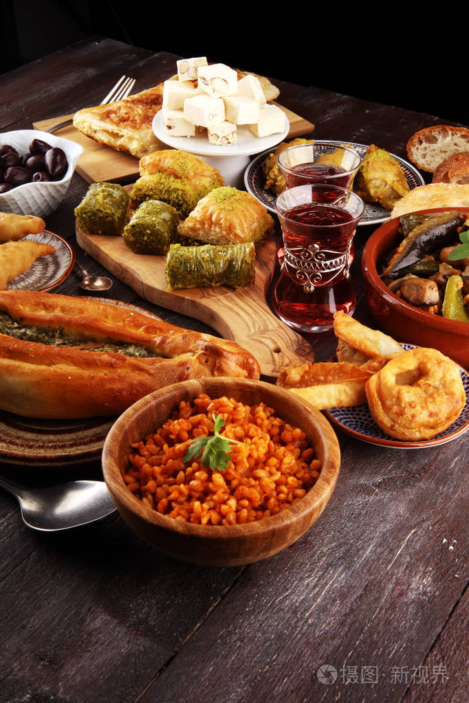 中东或阿拉伯菜肴和各式美泽, 具体的乡村背景。sambusak。土耳其甜点果仁与开心果。Sarma, 大米和薄荷包裹在葡萄藤叶。