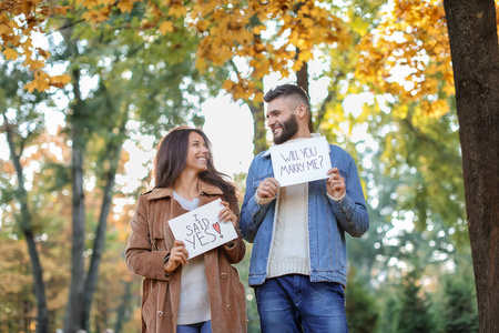 幸福的夫妇后, 提出建议在秋季公园