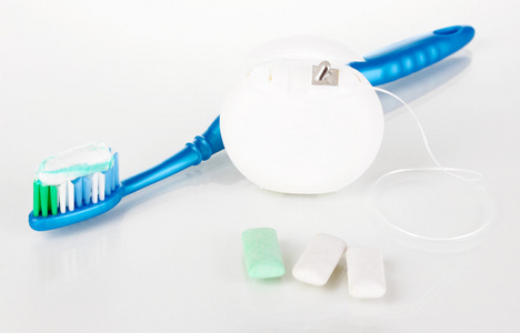牙刷 口香糖和孤立在白色的牙线