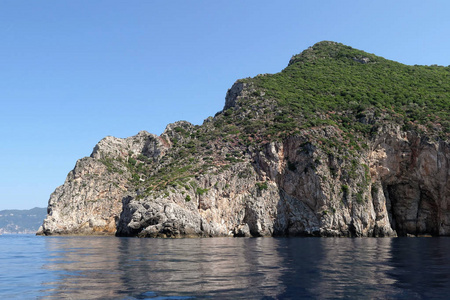 Liapades 天堂海滩的岩石形成在科孚岛 希腊。白垩岩沉积岩崖