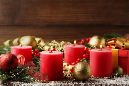 木制桌上的圣诞树树枝和小的圣诞蜡烛