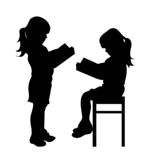 男子在公园里看书反对日落.人的剪影在天空日落读书书.