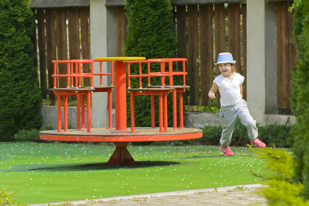 小孩子在操场上乱跑玩耍。一个小孩子的游戏中心。小女孩在户外玩耍。夏季儿童娱乐的概念