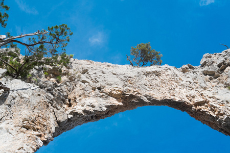在撒丁岛的自然拱