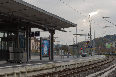 火车站与火车通过和路轨与基础设施旁边在德国南部城市在慕尼黑附近和斯图加特