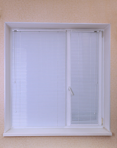 白色百叶窗帘照片