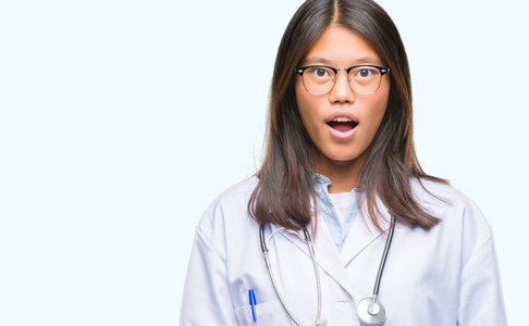 年轻的亚洲医生妇女在孤立的背景下害怕和震惊惊讶的表情, 恐惧和兴奋的脸