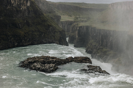 冰岛 Gullfoss 瀑布上方蒸汽的高角度看