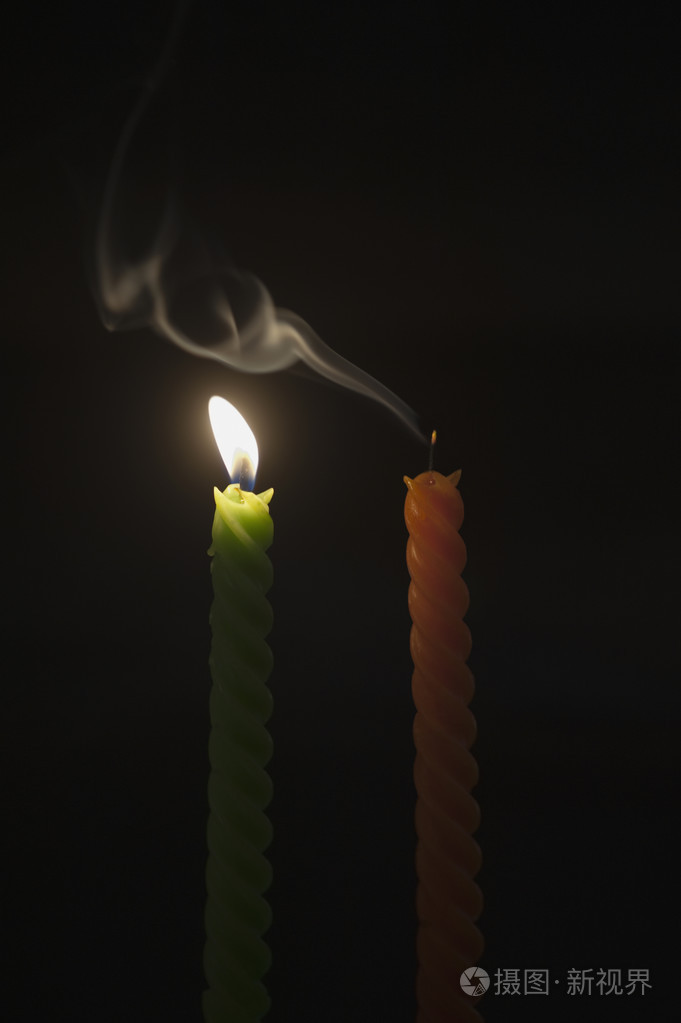 点燃蜡烛带熄灭的蜡烛