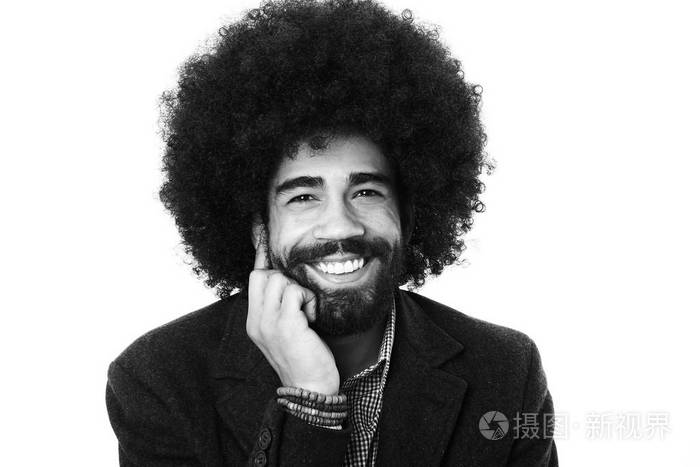 黑人和白色篡位卷毛耳的黑人美国男子