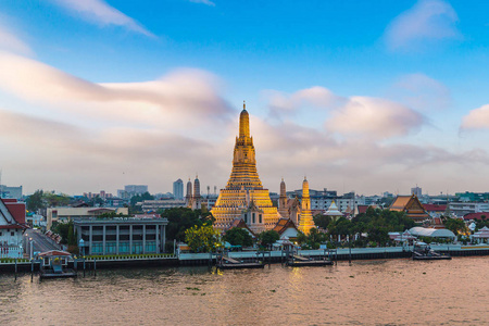 在泰国曼谷美丽的日落的笏寺全景鸟瞰图