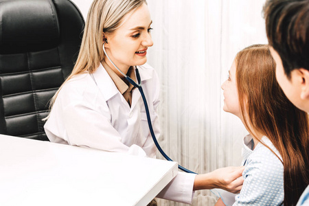 医生用听诊器在医院检查小女孩. 保健和医药