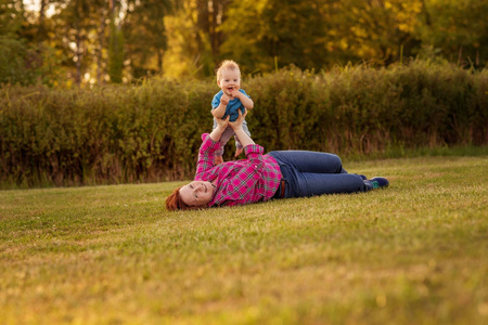 婴儿第一年和母亲在草地上玩耍