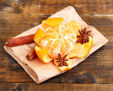 成熟的甜橘，在木制的背景下，特写