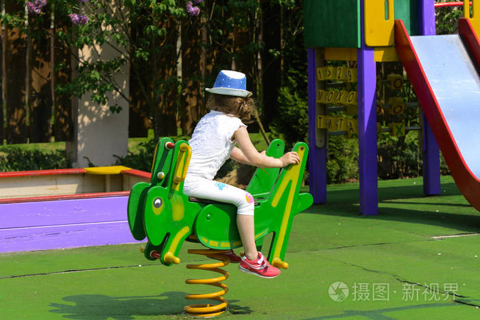 小孩子在操场上乱跑玩耍一个小孩子的游戏中心小女孩在户外玩耍夏季