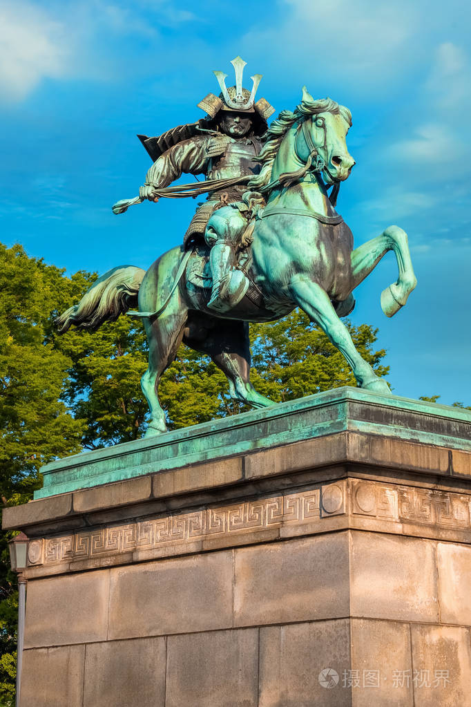 在东京皇宫外的东园著名的日本武士kusunokimasashige雕像