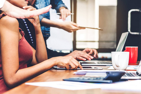 创意商务人士在现代工作阁楼策划和集思广益.团队理念照片