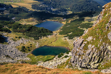 风景秀丽的冰川湖在山里