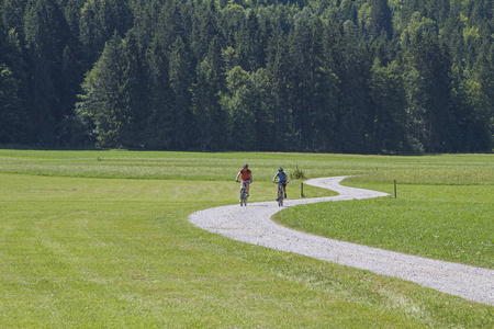 田园般的自行车路径通过 Graswangtal 在上部巴伐利亚