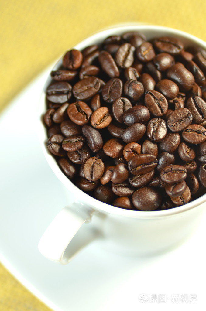 白咖啡盛满的咖啡豆