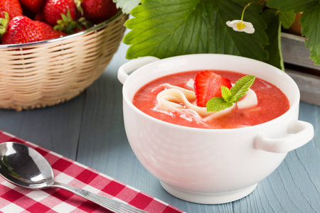家里用草莓做的汤。在炎热的夏日里与面条一起服务